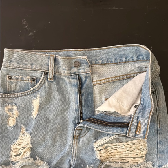 Carmar like new distressed light wash denim shorts - Picture 5 of 6